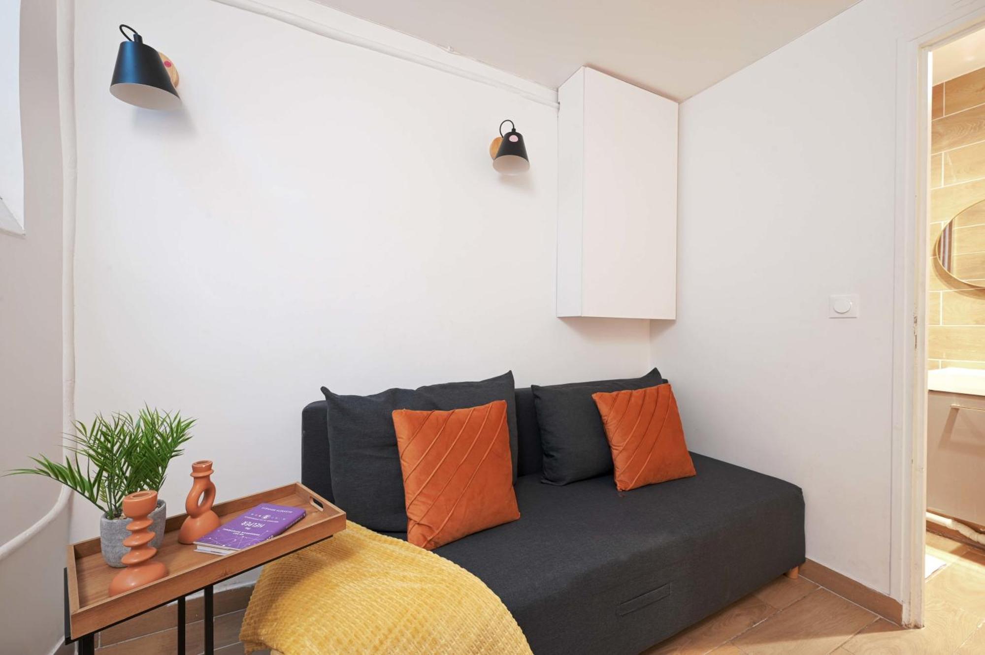 Pillage Moulin Rouge Apartment Paris